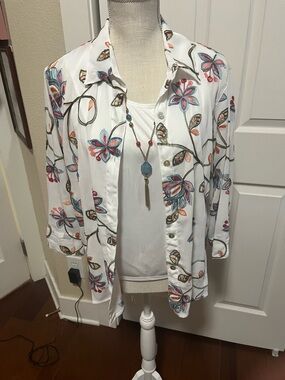 Alfred Dunner White Petite Floral-Print Blouse with necklace detail
